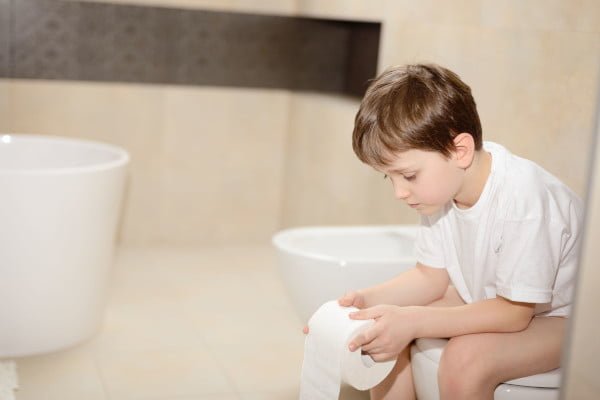 Encopresis, niño con incontinencia fecal en el baño