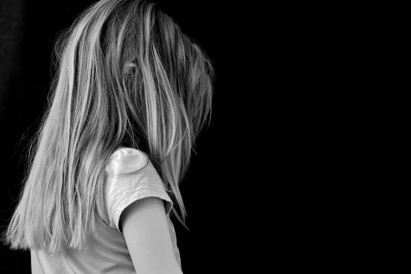 Estado de ánimo, niña muy triste, de lado