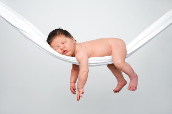 Bebé sin estrés, sobre una hamaca de tela durmiendo