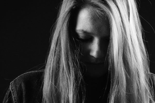 Foto en blanco y negro, mujer joven,la depresion