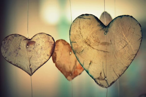 Tres corazones colgantes, representan el afecto en pareja tras la terapia