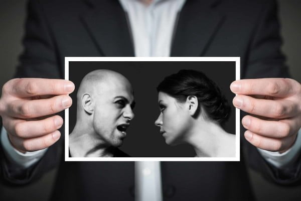 La foto la sujeta una persona entre sus dedos