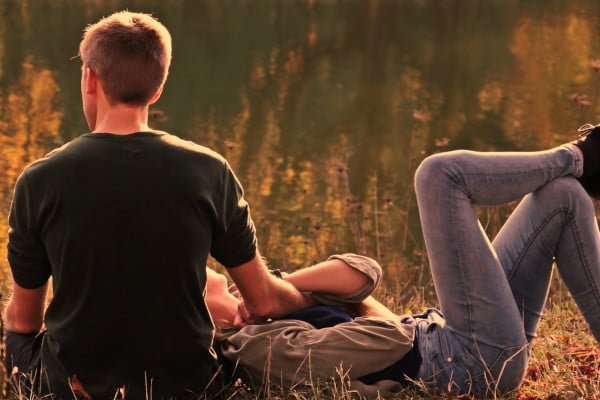 Pareja satisfacha sexualmente, imagen feliz, relajada, el campo