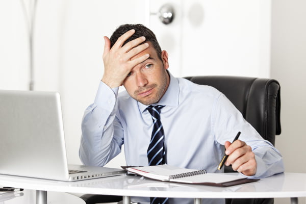 Problemas laborales. Hombre con dificultades en su trabajo
