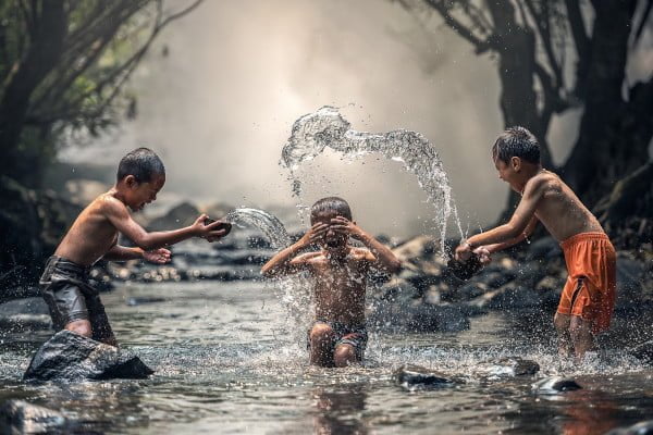 Relaciones sociales y familiares, niños jugando en un río