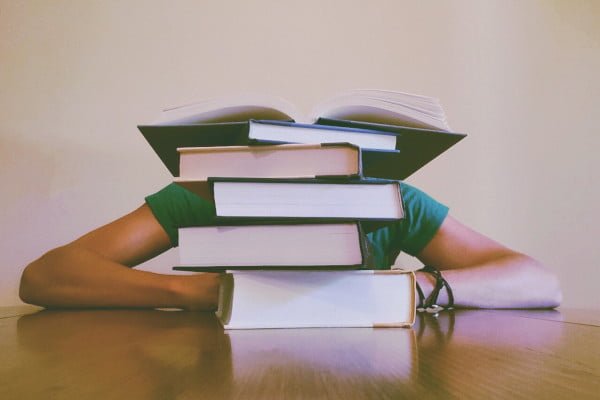 Técnicas de estudio, chica estudiante agobiada